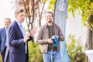 Landrat Dr. Oliver Bär und Martin Pister von der One Neo GmbH mit der Sensortechnik.