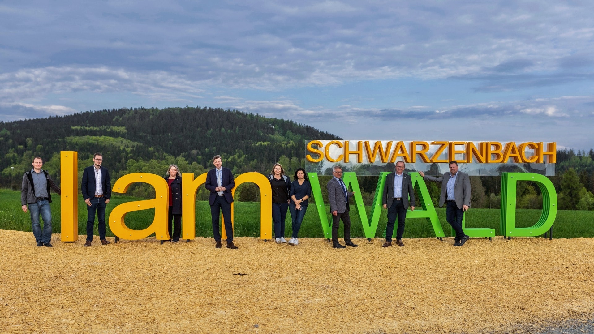 Zum Abschluss machte das Projektteam noch ein gemeinsames Foto am neuen Schwarzenbach am Wald Sign.
