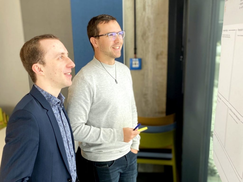 Jan Muggenthaler und Johannes Wurm bringen ihre Ideen zum Digitalen Zwilling ein.