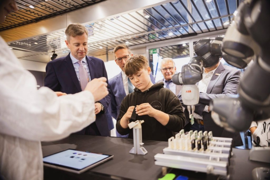 Landrat Dr. Oliver Bär und Bürgermeister Michael Abraham nehmen am Experiment der 8. Klassen teil.