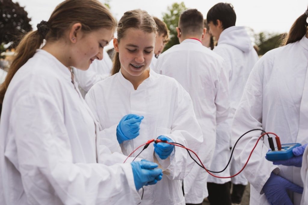 Unter freiem Himmel wird das Experiment mit organischem Photovoltaik mit Erfolg getestet.
