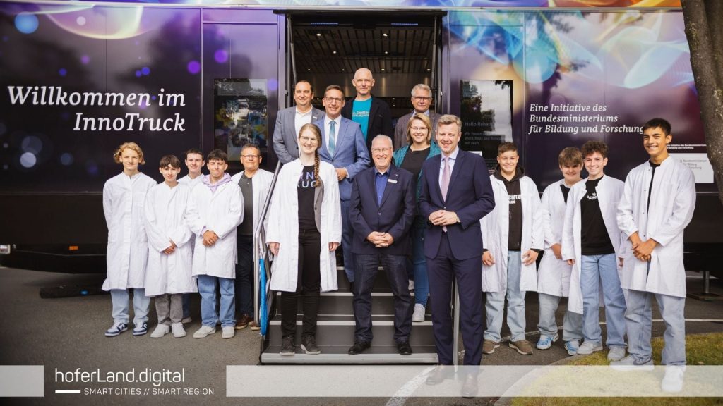 Gruppenbild mit Schülern der 8. Klasse der Realschule Rehau vor dem Innotruck.
