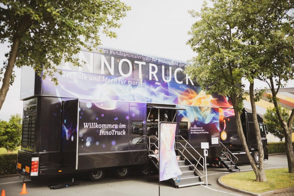 Der Innotruck am Schulzentrum Rehau.