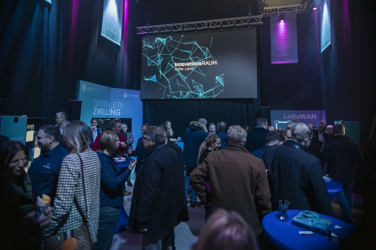 Gute Stimmung und Netzwerken auf der Eröffnungsveranstaltung im Innovationsraum Hofer Land.