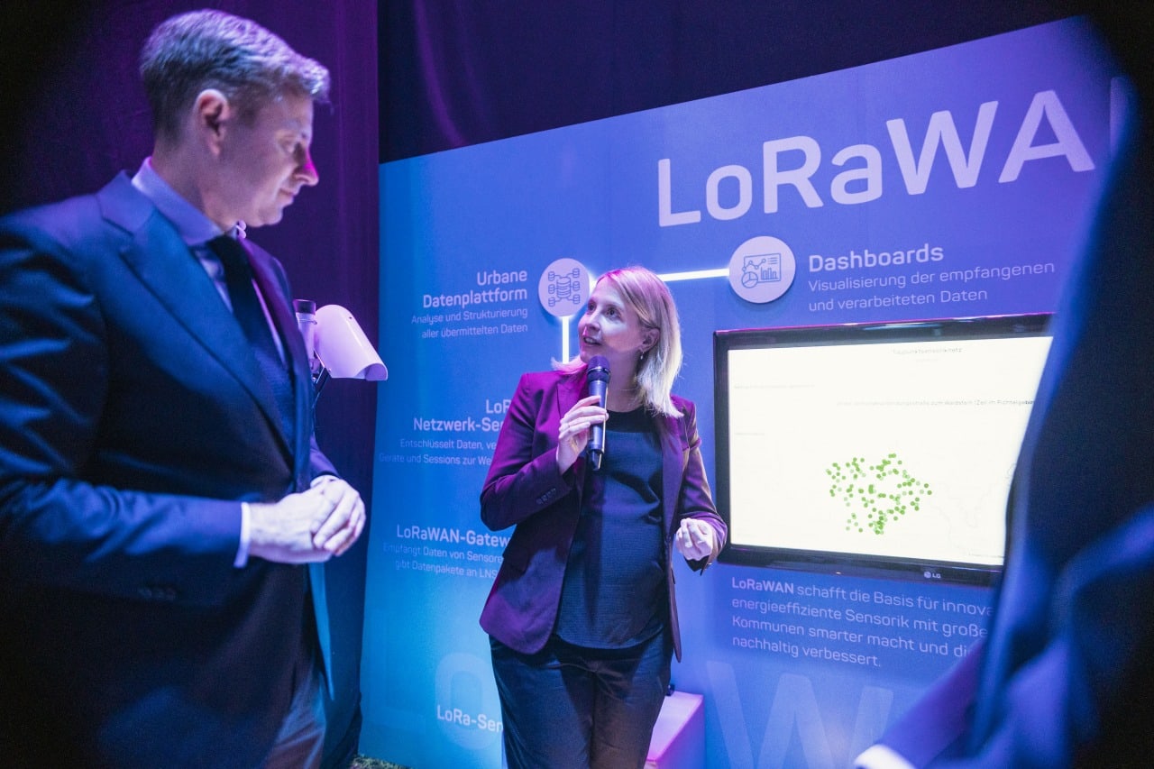 Bundesbauministerin Verena Hubertz zeigt sich begeistert von der Digitalisierung im ländlichen Raum.