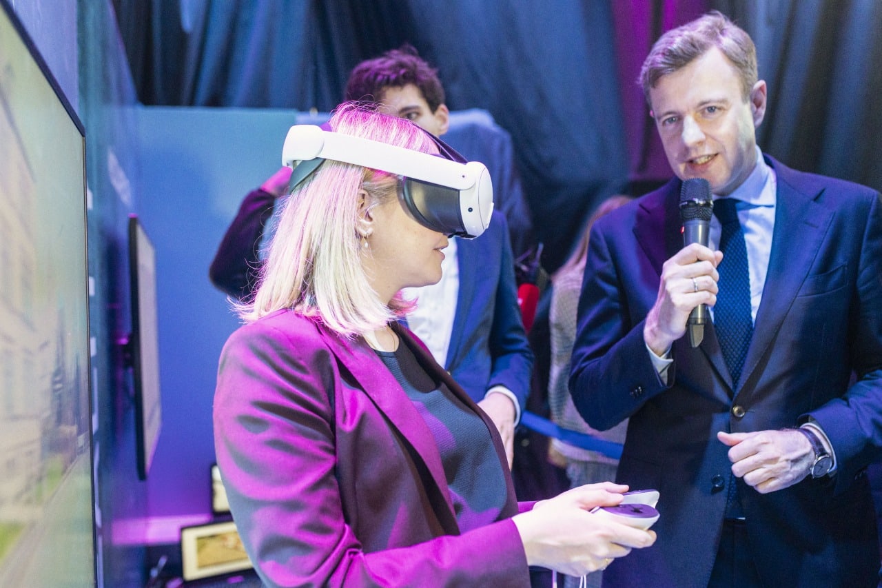 Bundesbauministern Verena Hubertz probiert die VR-Stadtplanung aus.