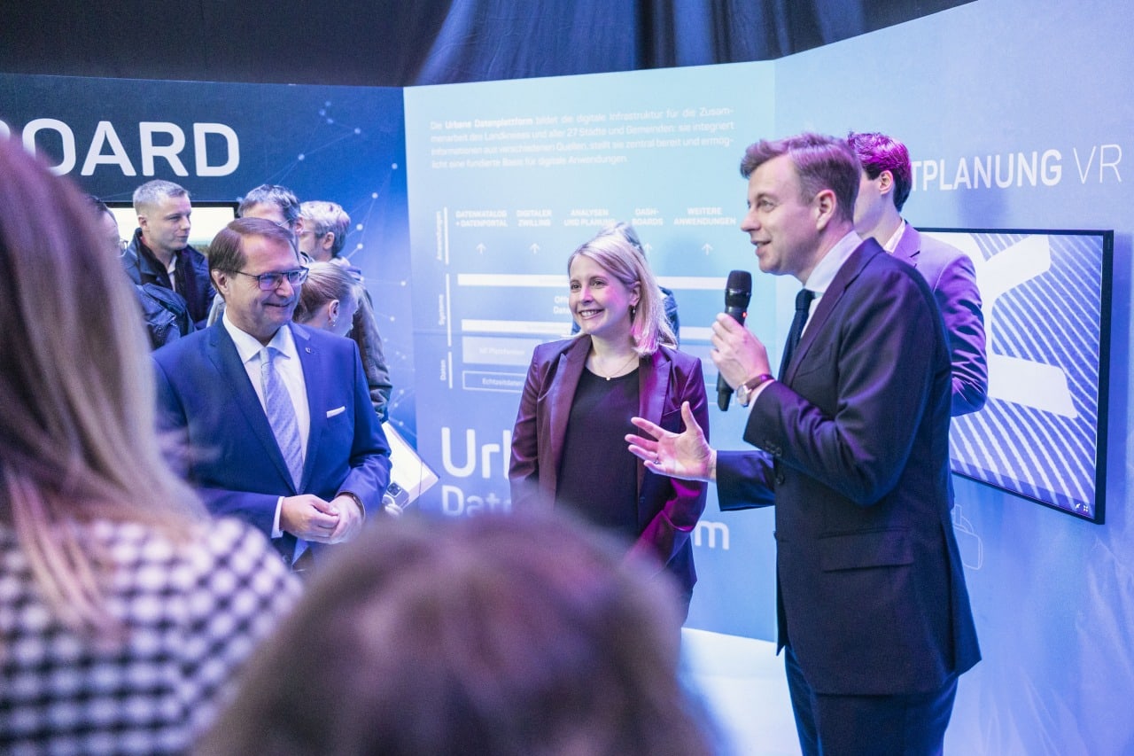 Landrat Dr. Oliver Bär führt durch die Ausstellung.