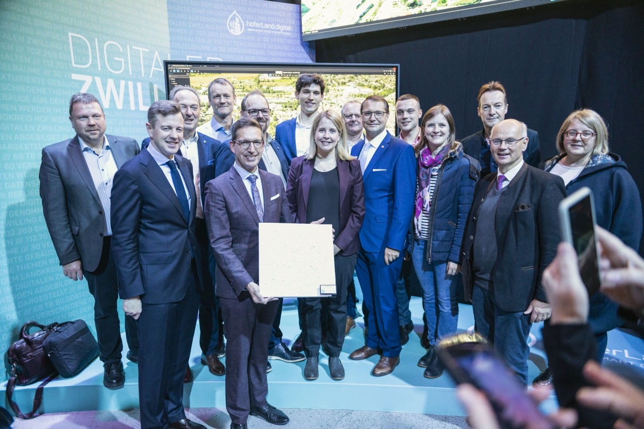 Die anwesenden Bürgermeister bekommen ein analoges Stadtmodell überreicht, dass aus den Daten des Digitalen Zwillings mit 3D-Druck angefertigt wurde.