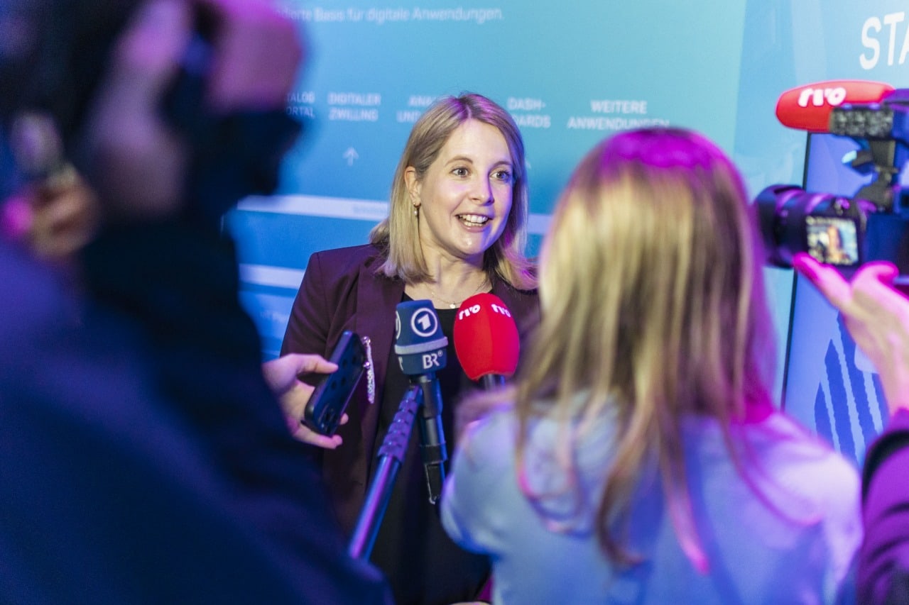 Bundesbauministerin Verena Hubertz im Gespräch mit den Medien.