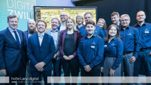 Das Projektteam hoferLand.digital und Projektpartner mit Landrat Dr. Oliver Bär und Bundesbauministerin Verena Hubertz.